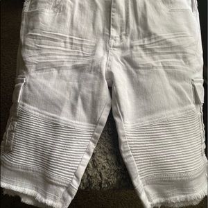 Men’s white denim moto “cut off” cargo shorts. Size 36-new with tags.